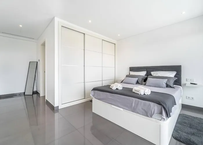 Amendoeiras By Hellovacations *