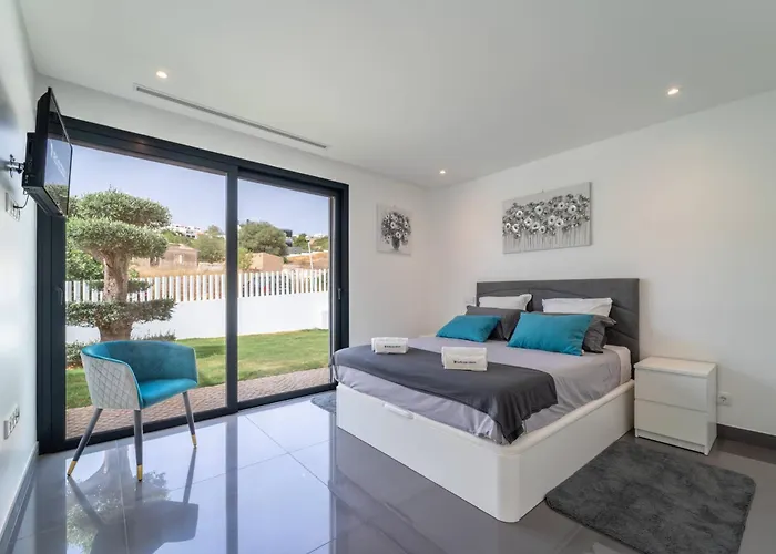 Amendoeiras By Hellovacations *